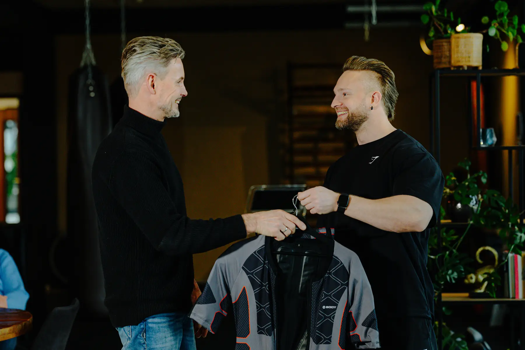 Dustin helpt een tevreden klant met EMS-pak