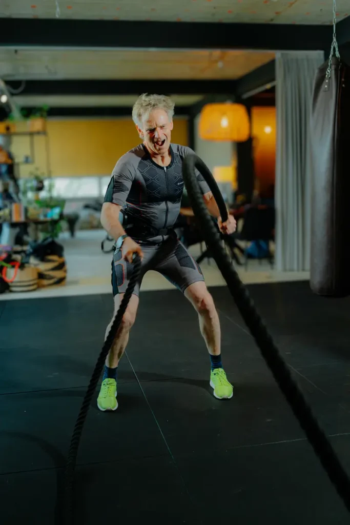 Man fitnesst in EMS pak