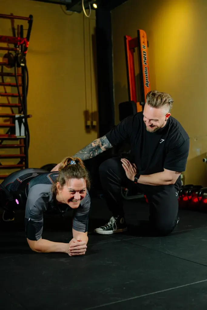 Vrouw die EMS training volgt in Zwolle